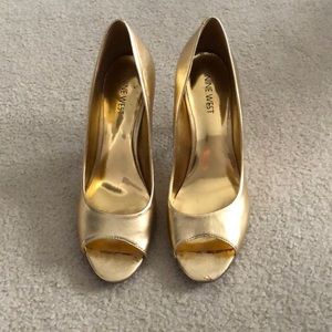 Nine West Quinty gold peep toe pumps 7.5